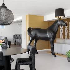 Image 1 of Un cheval dans le couloir