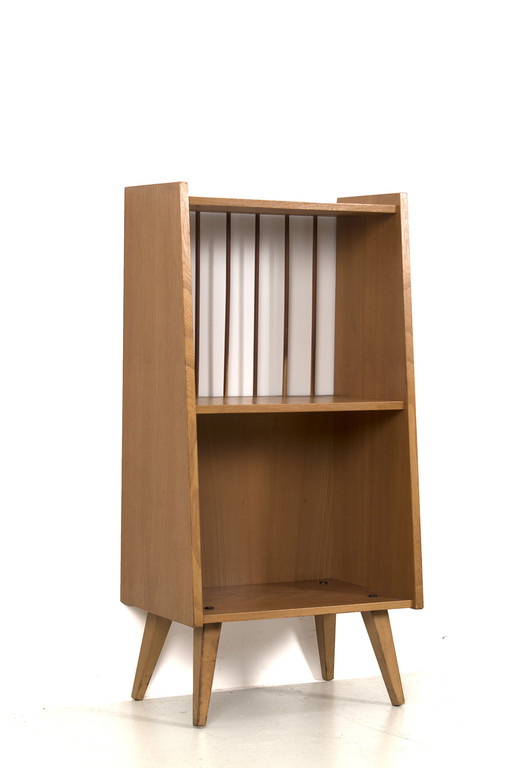 Petite armoire ouverte