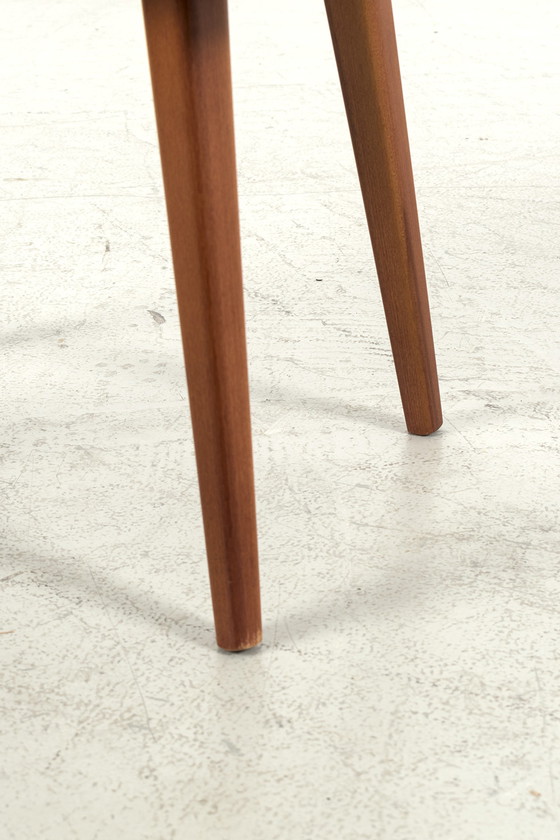 Image 1 of Kleine Kommode aus Teakholz steht im Schaufenster der TUINSTRAAT