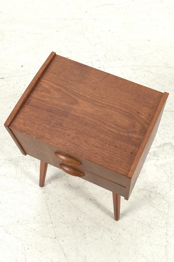 Image 1 of Kleine Kommode aus Teakholz steht im Schaufenster der TUINSTRAAT