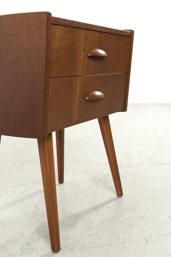 Image 1 of Kleine Kommode aus Teakholz steht im Schaufenster der TUINSTRAAT