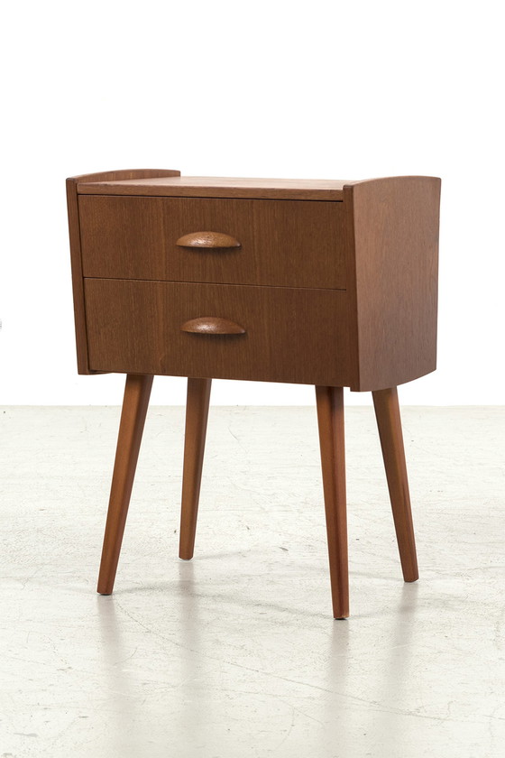 Image 1 of Kleine Kommode aus Teakholz steht im Schaufenster der TUINSTRAAT