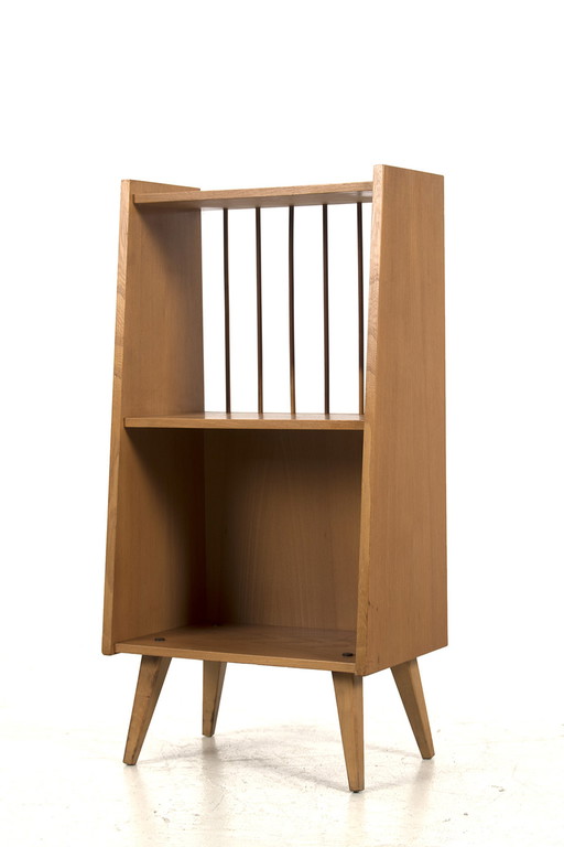 Kleiner offener Schrank